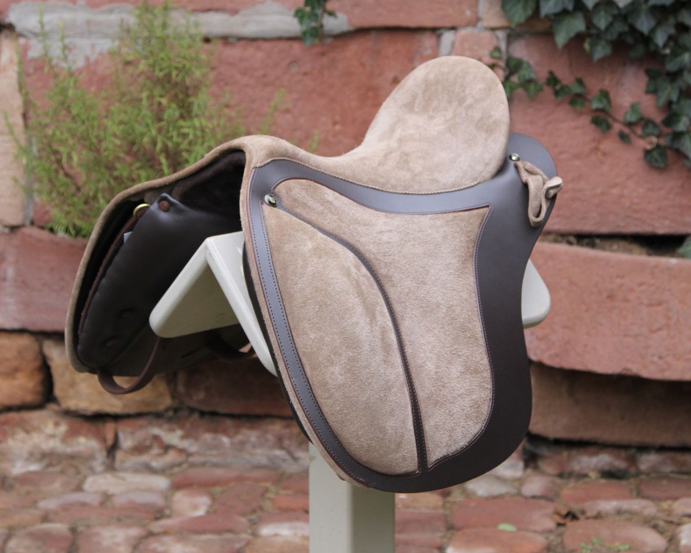 Picaro Sattel – leichter, verstellbarer Barock-Englisch-Sattel für optimale Passform