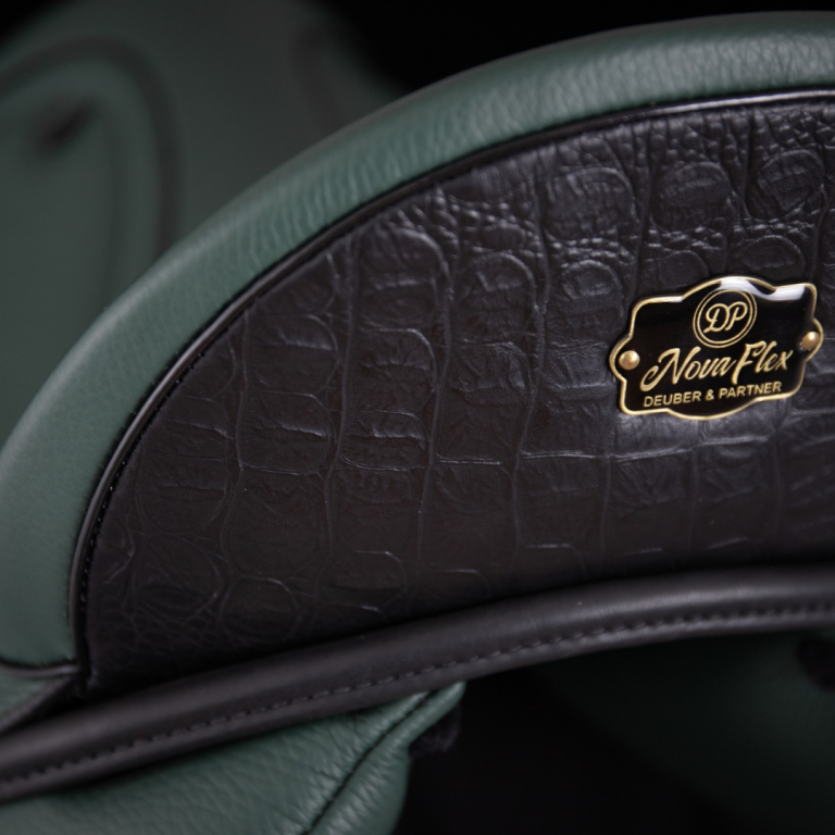 Detailaufnahme des NovaFlex Dressursattels mit feinem Leder, ergonomischem Sitz von Deuber & Partner.